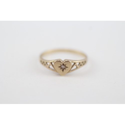 5 - 9ct gold cubic zirconia heart ring with openwork shank 1.2g Size M