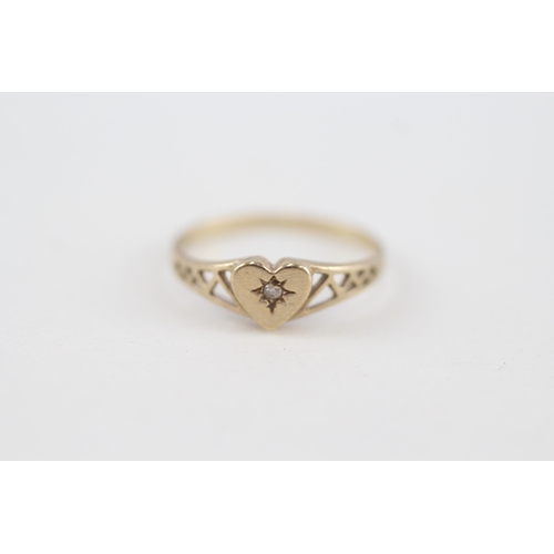 5 - 9ct gold cubic zirconia heart ring with openwork shank 1.2g Size M