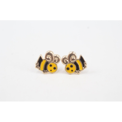 61 - 9ct gold bee stud earrings with scroll backs 0.3g