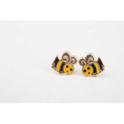 61 - 9ct gold bee stud earrings with scroll backs 0.3g