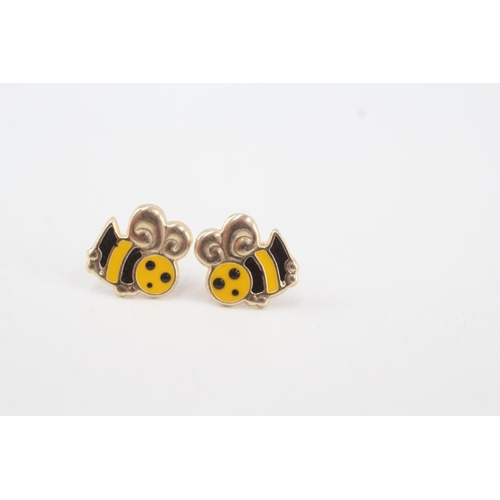 61 - 9ct gold bee stud earrings with scroll backs 0.3g