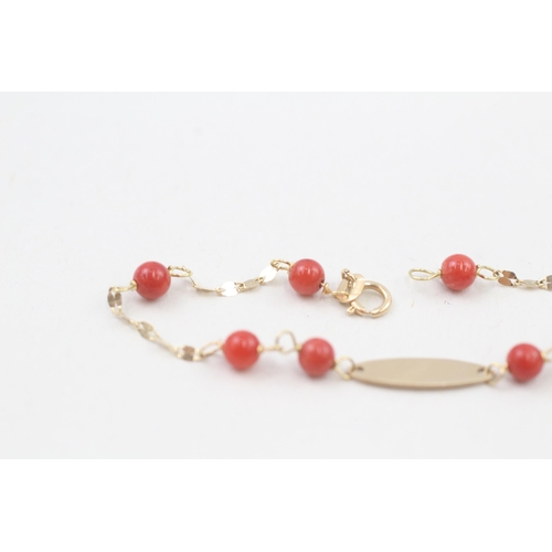 144 - 18ct gold coral station bracelet 1.3g