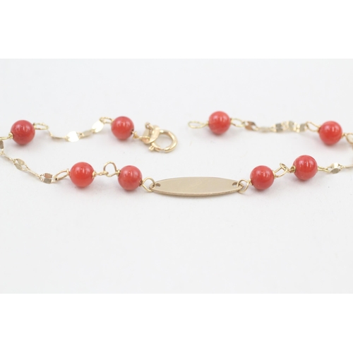 144 - 18ct gold coral station bracelet 1.3g