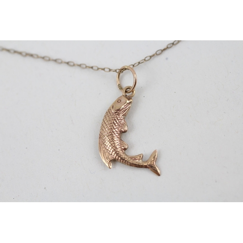 146 - 9ct gold fish pendant with 9ct gold chain 0.9g