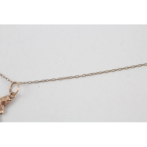 146 - 9ct gold fish pendant with 9ct gold chain 0.9g