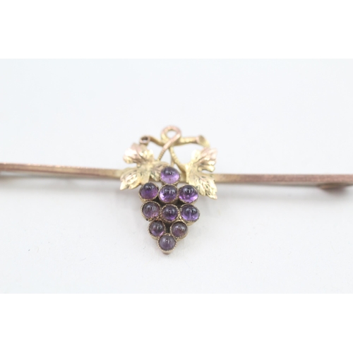 157 - 9ct gold amethyst grape design bar brooch with base metal pin 2.4g