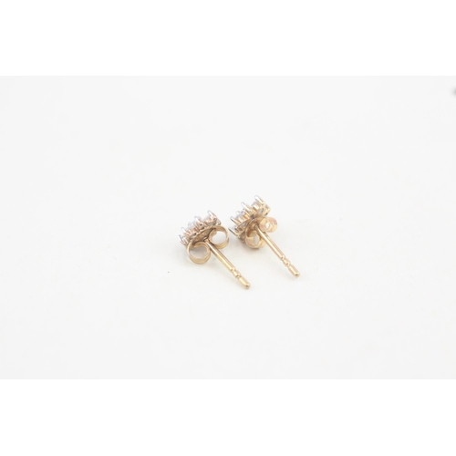 172 - 9ct gold diamond floral cluster stud earrings 0.8g