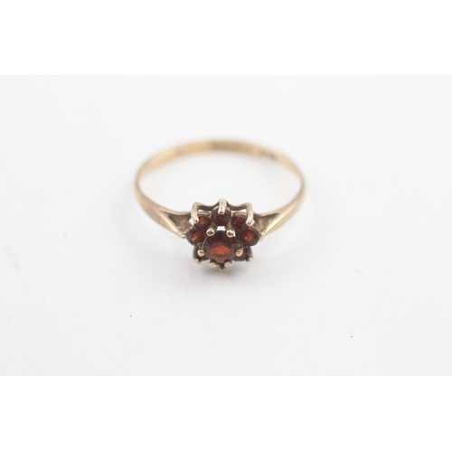 47 - 9ct gold garnet floral cluster dress ring 1.2g   Size N