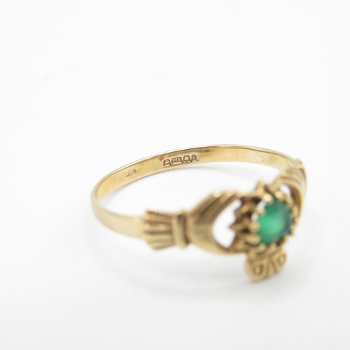 74 - 9ct gold chrysoprase claddagh dress ring 1.3g   Size Q