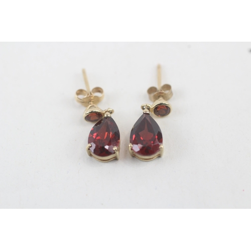 76 - 9ct gold garnet drop earrings 1.7g