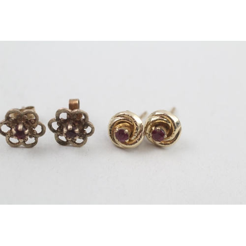 96 - 2x 9ct gold ruby stud earrings with scroll backs 1.5g