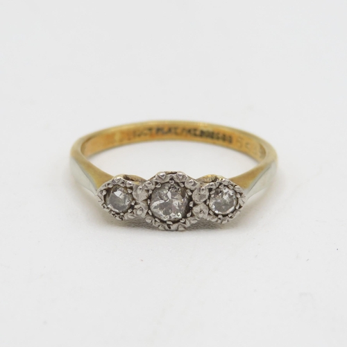 101 - 18ct gold round cut diamond three stone ring 2.8g Size O 1/2