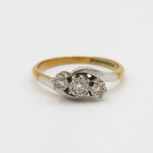 102 - 18ct gold round cut diamond three stone ring 3.1g Size N