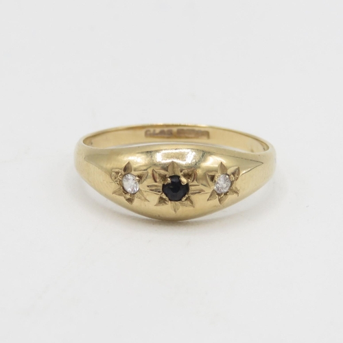 123 - 9ct gold vintage sapphire & white gemstone three stone ring with starburst motif 1.8g Size P