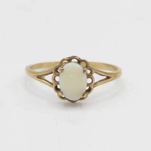 126 - 9ct gold opal single stone ring 1.2g Size O