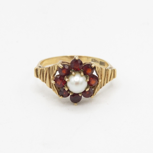 131 - 9ct gold vintage garnet & cultured pearl floral cluster ring 2.6g Size N