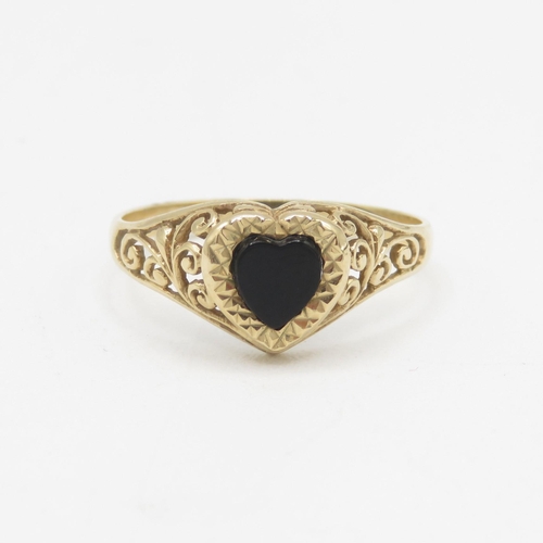 145 - 9ct gold onyx heart ring - as seen  1.2g Size N