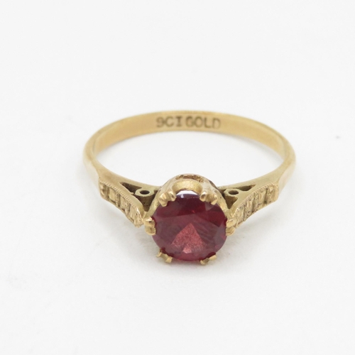 161 - 9ct gold vintage garnet single stone ring 2.1g Size O 1/2