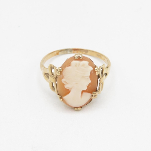 169 - 9ct gold vintage shell cameo ring with bow shoulders 2.7g Size Q