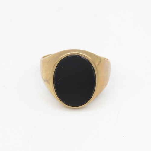 178 - 9ct gold onyx signet ring 3.7g Size S 1/2