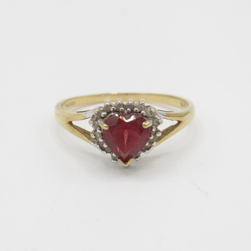 22 - 9ct gold heart cut garnet & diamond cluster ring 1.8g Size P