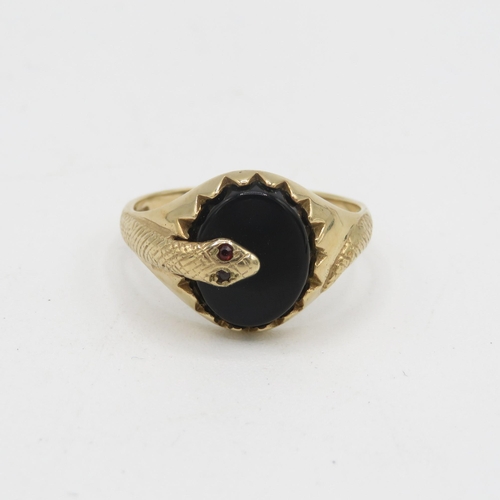 3 - 9ct gold onyx snake ring with garnet eyes 3.2g Size T