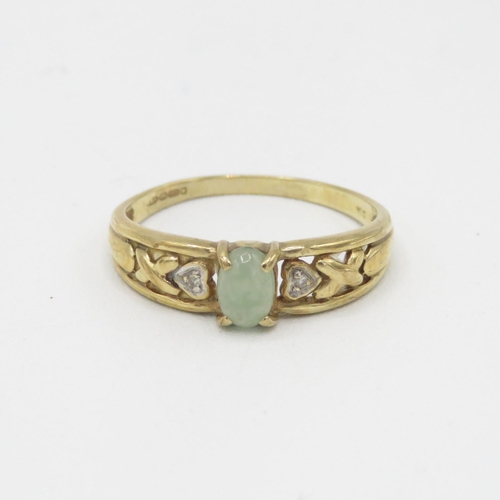 6 - 9ct gold jade single stone ring with diamond sides 2g Size R