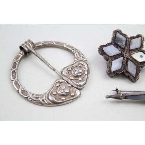 303 - Four silver Scottish brooches including Agate (34g)