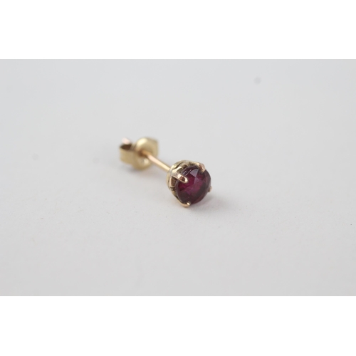 1 - 9ct gold red gemstone stud earrings with scroll backs, claw set  1.3g