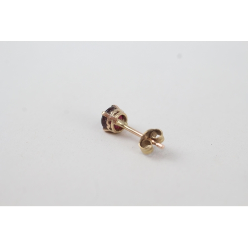 1 - 9ct gold red gemstone stud earrings with scroll backs, claw set  1.3g