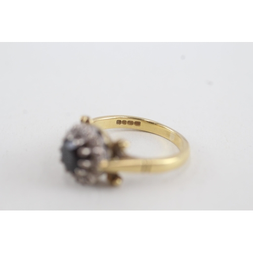 107 - 18ct gold diamond & sapphire round cluster ring (4.6g) Size K