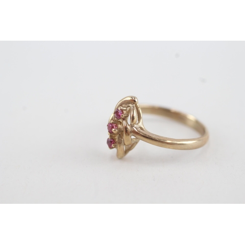 109 - 9ct gold ruby three stone openwork dress ring (2.3g)