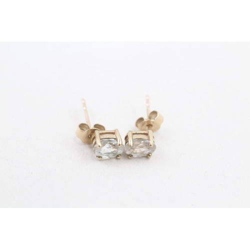 110 - 9ct gold topaz single stone stud earrings (1g)