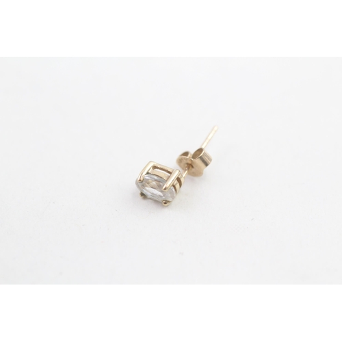 110 - 9ct gold topaz single stone stud earrings (1g)