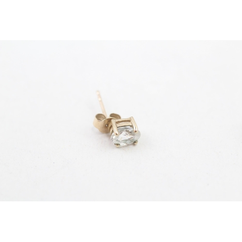 110 - 9ct gold topaz single stone stud earrings (1g)