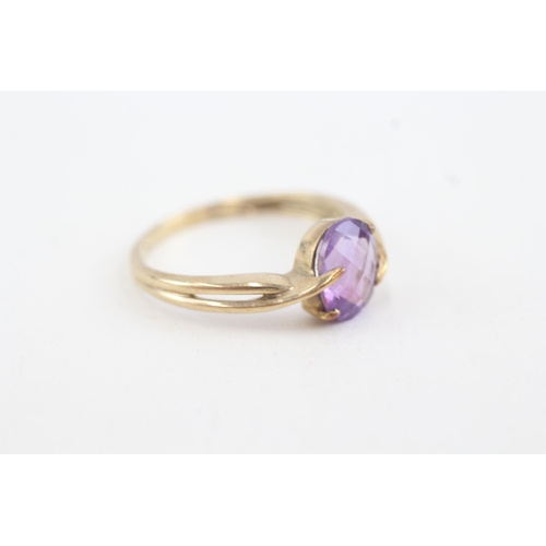 111 - 9ct gold oval amethyst single stone ring (2g) Size P 1/2