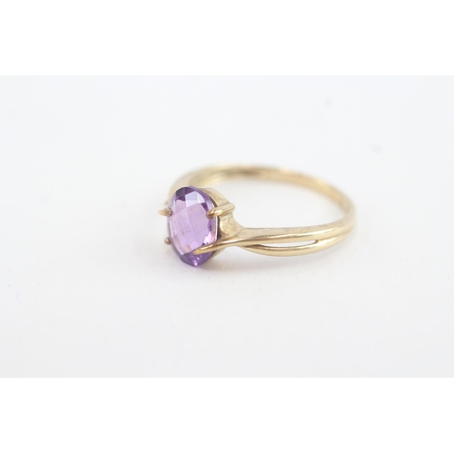 111 - 9ct gold oval amethyst single stone ring (2g) Size P 1/2