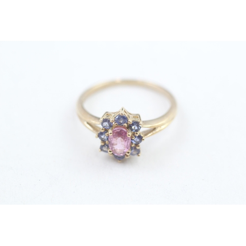 112 - 9ct gold pink sapphire & sapphire cluster ring (2g) Size N 1/2