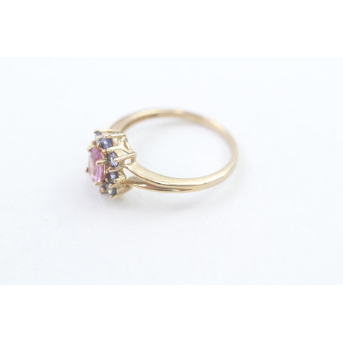112 - 9ct gold pink sapphire & sapphire cluster ring (2g) Size N 1/2