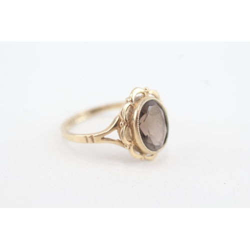 115 - 9ct gold oval smoky quartz single stone ring with split shank (2.4g) Size M 1/2