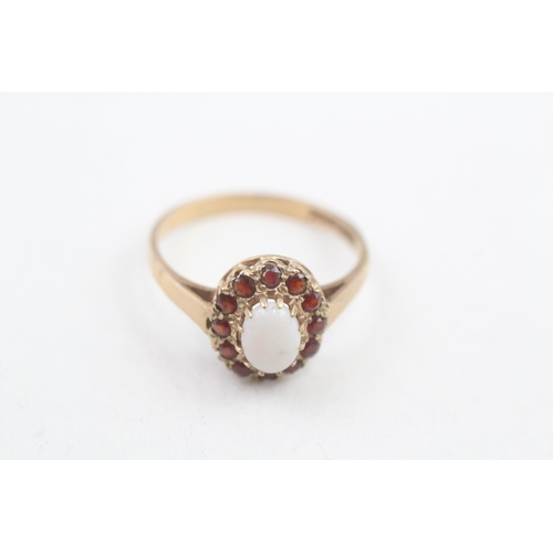 121 - 9ct gold vintage opal & garnet oval cluster ring (2.5g) Size S