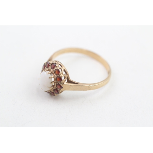 121 - 9ct gold vintage opal & garnet oval cluster ring (2.5g) Size S
