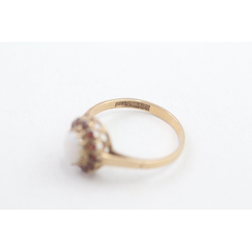 121 - 9ct gold vintage opal & garnet oval cluster ring (2.5g) Size S