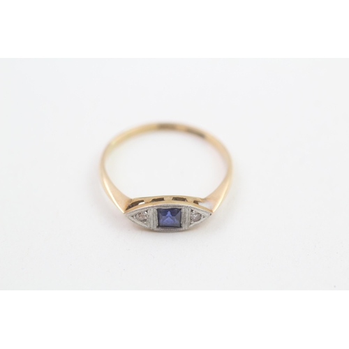 122 - 18ct gold Art Deco blue gemstone and diamond set boat shaped trilogy ring (2g) Size Q 1/2