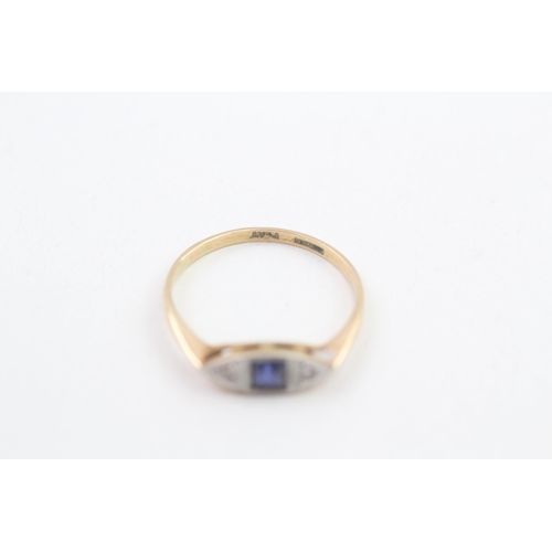 122 - 18ct gold Art Deco blue gemstone and diamond set boat shaped trilogy ring (2g) Size Q 1/2