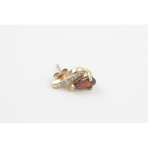 125 - 9ct gold pear cut garnet and diamond set stud earrings (2.9g)
