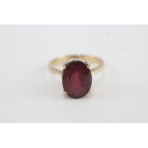 129 - 9ct gold oval garnet single stone ring (4.8g) Size N 1/2