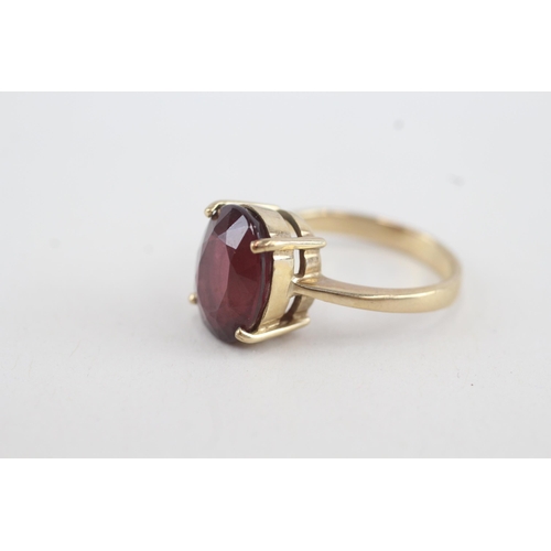 129 - 9ct gold oval garnet single stone ring (4.8g) Size N 1/2