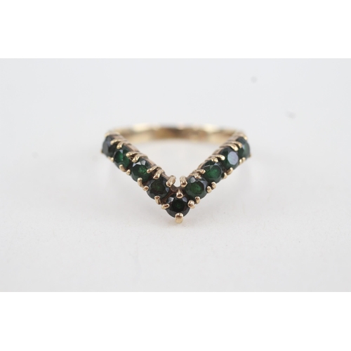 130 - 9ct gold green gemstone chevron ring (2.5g) Size O