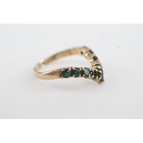 130 - 9ct gold green gemstone chevron ring (2.5g) Size O